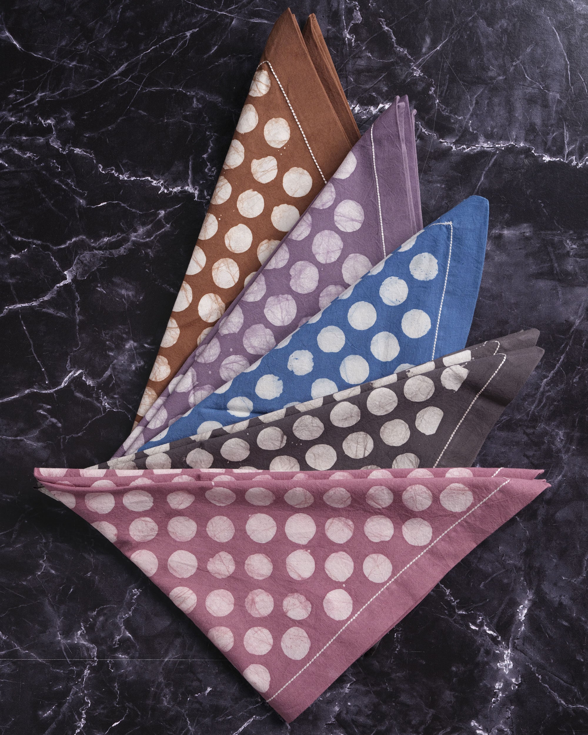 Eco-friendly polka dots fabric dinner napkins for table setting